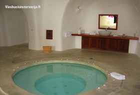 Perivolas viešbučio kambarys su vonia ir jakuzzi