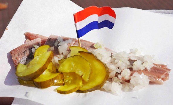 Tradicinis Amsterdamo patiekalas - Žalia silkė