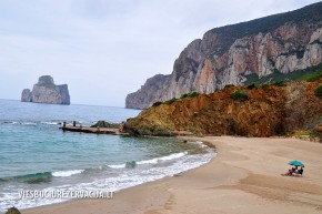 Vieninteliai turistai Masua paplūdimyje Sardinijoje
